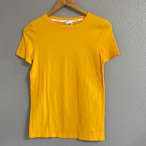 ⭐️VS PINK YELLOW T-SHIRT⭐️